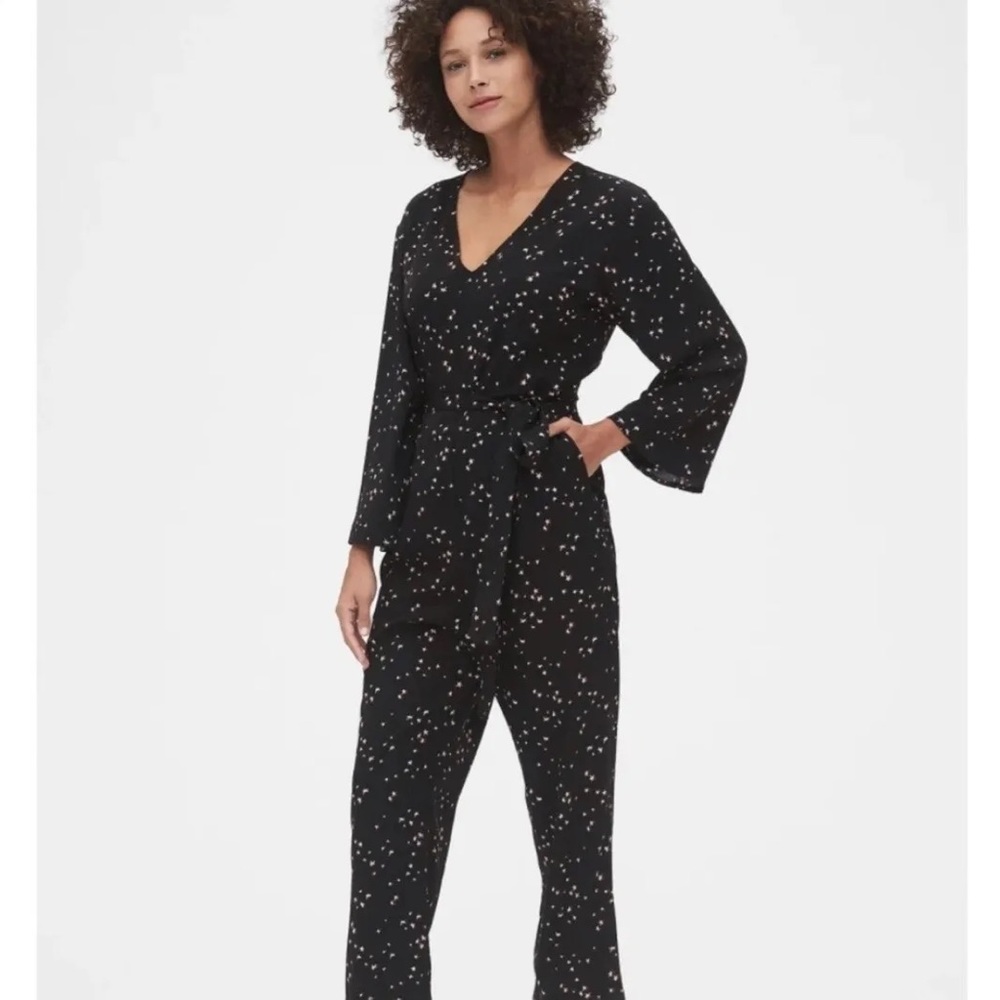 Never been worn black star jumpsuit from gap IN TALL